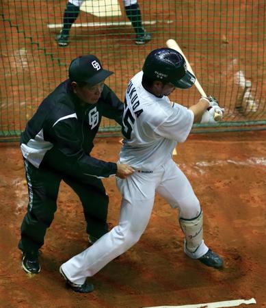 福田(右)に打撃指導する加藤チーフ打撃兼野手総合コーチ