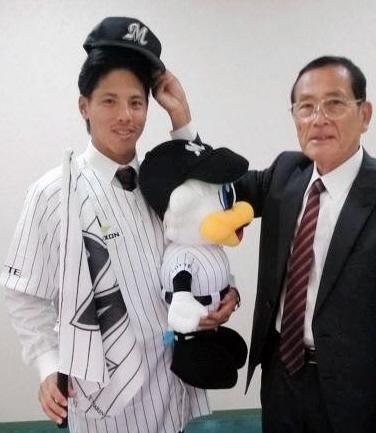担当の鈴木スカウトに帽子を被せてもらい笑顔の大木（左）＝香川県高松市内のホテル