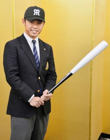 　阪神への入団が決まり、ポーズをとる明大の高山俊外野手＝２５日午後、東京都内のホテル