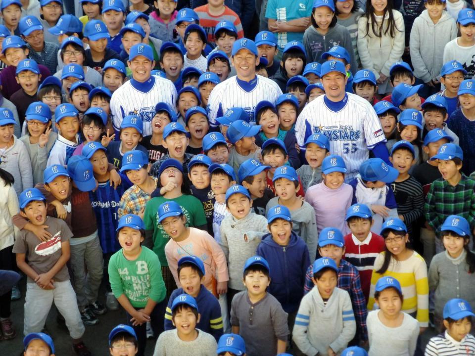 横浜市内の小学校を訪れ、帽子をプレゼントしたＤｅＮＡの（中央左から）山崎康、三浦、後藤