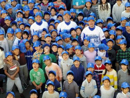 　横浜市内の小学校を訪れ、帽子をプレゼントした（中央左から）山崎康、三浦、後藤
