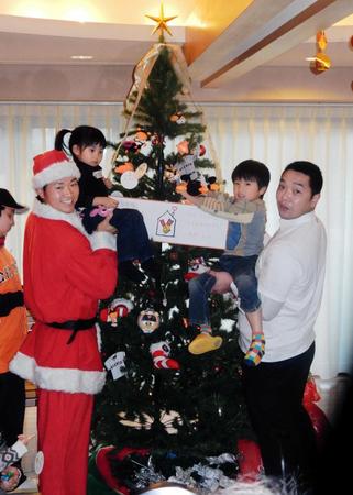 　「ドナルド・マクドナルド・ハウスせたがや」を訪れ、子どもたちとクリスマスツリーの飾り付けを行う阿部（右）と中井