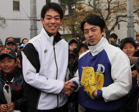 故郷で行われた野球教室にサプライズ登場した小泉衆院議員（右）と笑顔で握手を交わす秋山