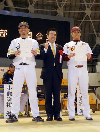 　楽天・則本（右）とともに「しがスポーツ大使」に委嘱された松田＝長浜ドーム