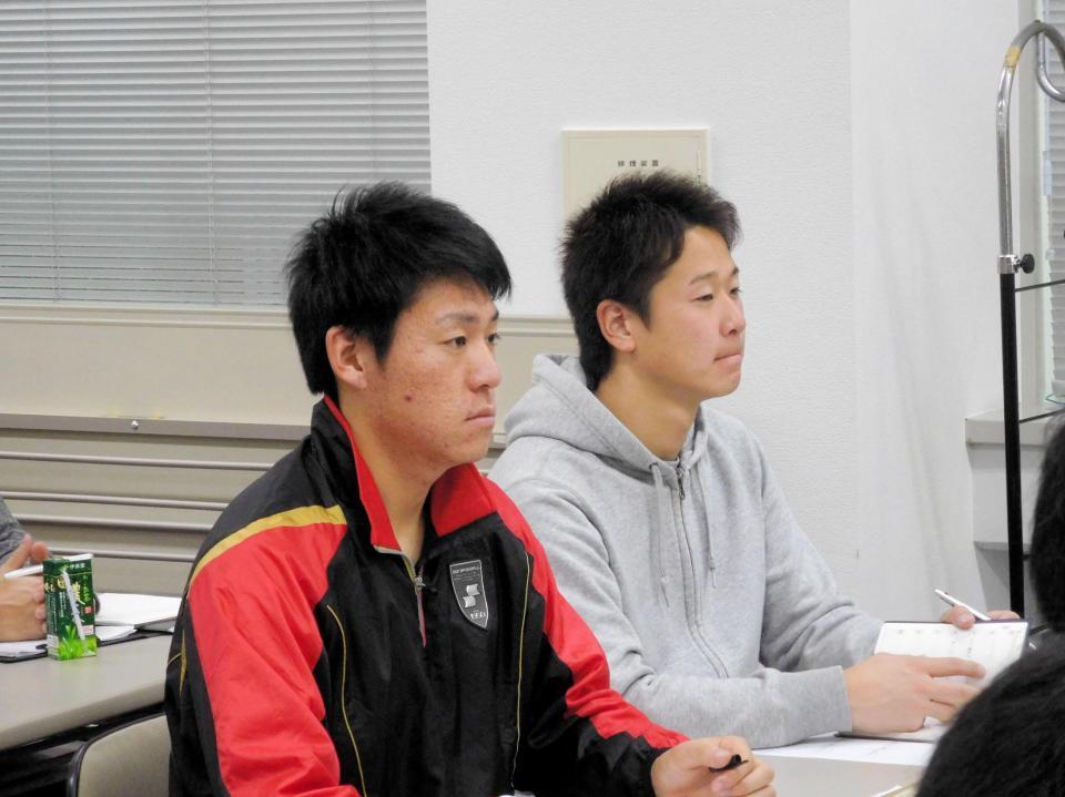 メンタルトレーニングの講義を受ける桜井（左）と中川＝神奈川・ジャイアンツ寮