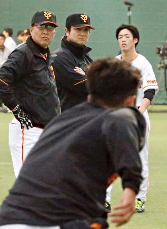 　キャンプインし、厳しい表情で練習を見るプロ野球巨人の高橋監督（奥中央）＝１日、宮崎市