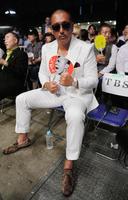 ド派手な白のスーツで、亀田興毅氏の世界戦のリングサイドに座る清原和博容疑者＝２０１３年７月２３日