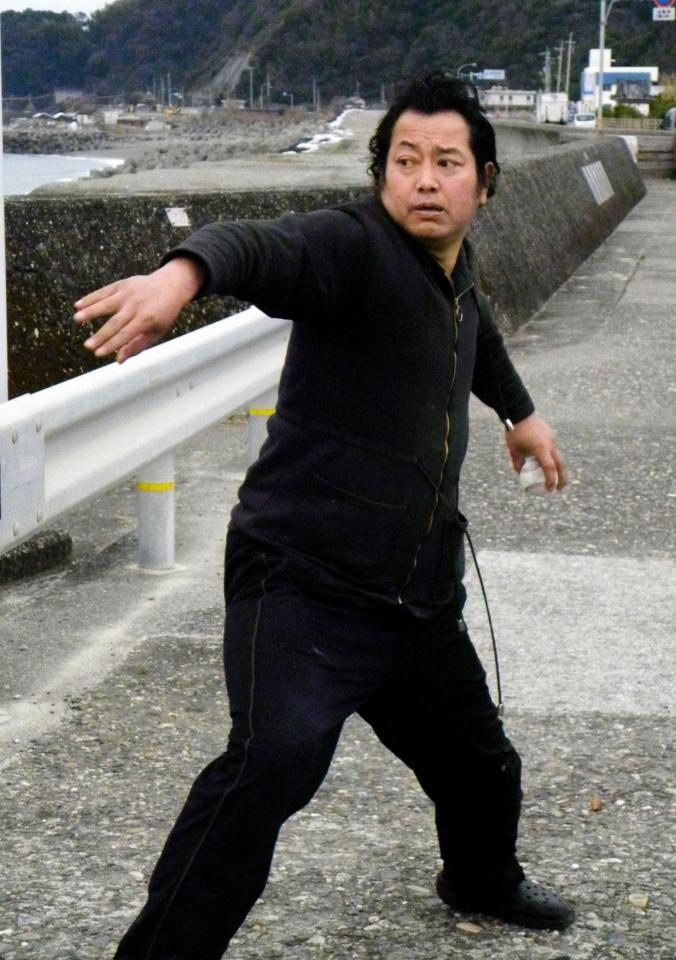 　報道陣が用意したボールを手に投球を披露する野村貴仁氏＝高知市内