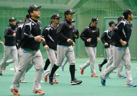 　宮崎市で練習を再開したロッテの選手たち＝２３日