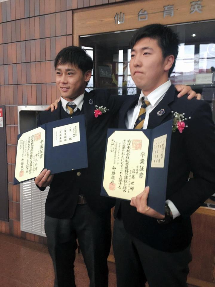仙台育英の卒業式に出席した平沢（左）とオリックス・佐藤世