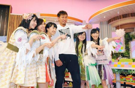 　オフに福岡の放送局で共演した柳田（右から３人目）とももいろクローバーＺ＝１月２２日