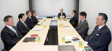 　東京都内で開かれた、プロ野球セ・リーグの臨時理事会。左から２人目は広島の鈴木清明球団本部長（代表撮影）