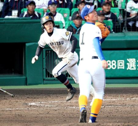　延長１１回、高松商・美濃は適時二塁打を放つ（投手・有村）