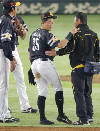 　６回、日本ハム・田中賢のスライディングを受け負傷し、退場するソフトバンクの二塁手川島（中央）＝東京ドーム