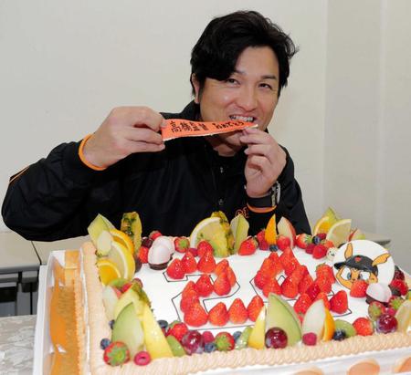 　報道陣から贈られた誕生ケーキに笑顔の高橋監督