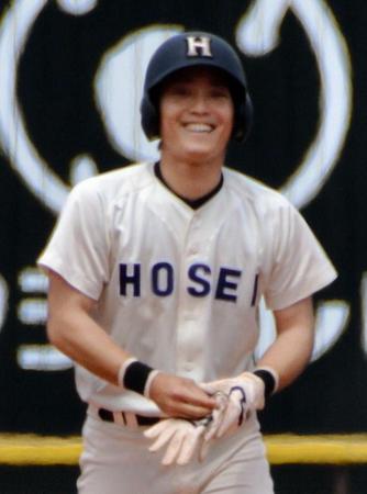 七回、ダメ押し適時二塁打を放ち、塁上で笑顔を見せる法大・柴田