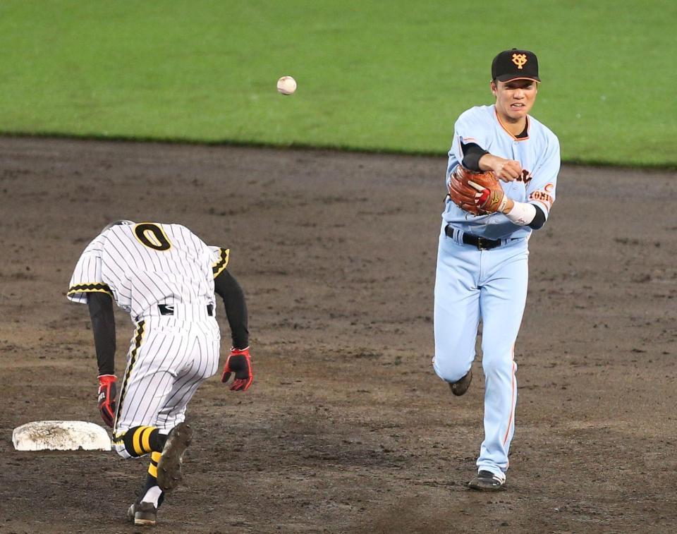 ５回阪神１死一、二塁、巨人・坂本勇人は一塁へ悪送球し１点を許す＝甲子園（撮影・田中太一）
