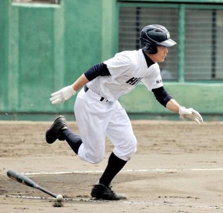 右翼線へ適時二塁打を放った龍谷大平安・岡田
