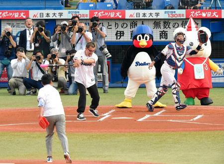 　「２０１６ダイナマイトボートレース」の始球式に登場した打者・蝶野正洋と投手・杉村太蔵