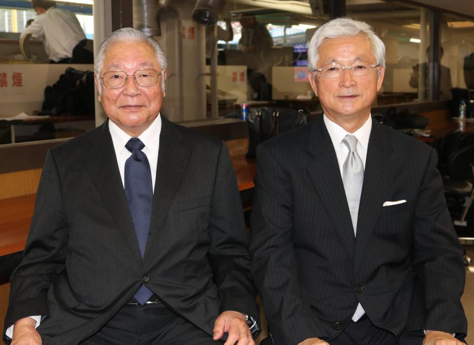 殿堂入り表彰された山中正竹氏（右）と松本滝蔵さんの長男・満郎氏