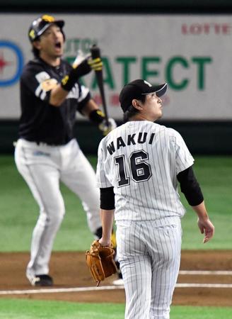 １回、松田に先制ソロ本塁打を浴び、打球を見送るロッテ・涌井