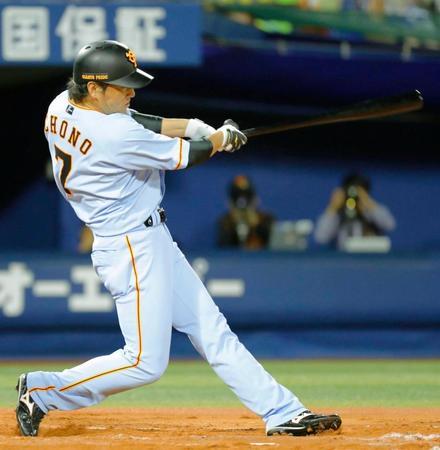 ７回巨人１死、長野が左中間に本塁打を放つ＝横浜