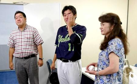 　母・美也さん（右）にウイニングボールを渡し、うれし涙の由規。左は父・均さん