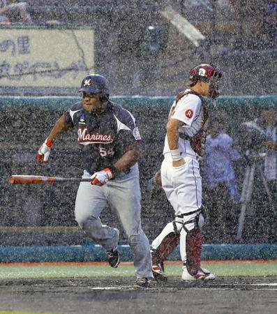 　１回、激しい雨で試合が中断し、ベンチに戻るロッテのデスパイネ（左）と楽天の捕手足立。この後、降雨ノーゲームとなる
