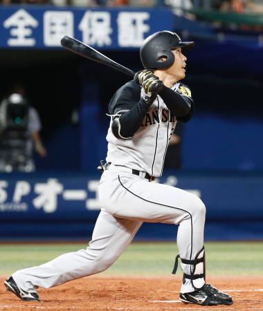 　４回阪神２死、高山が右中間に満塁本塁打を放つ＝横浜