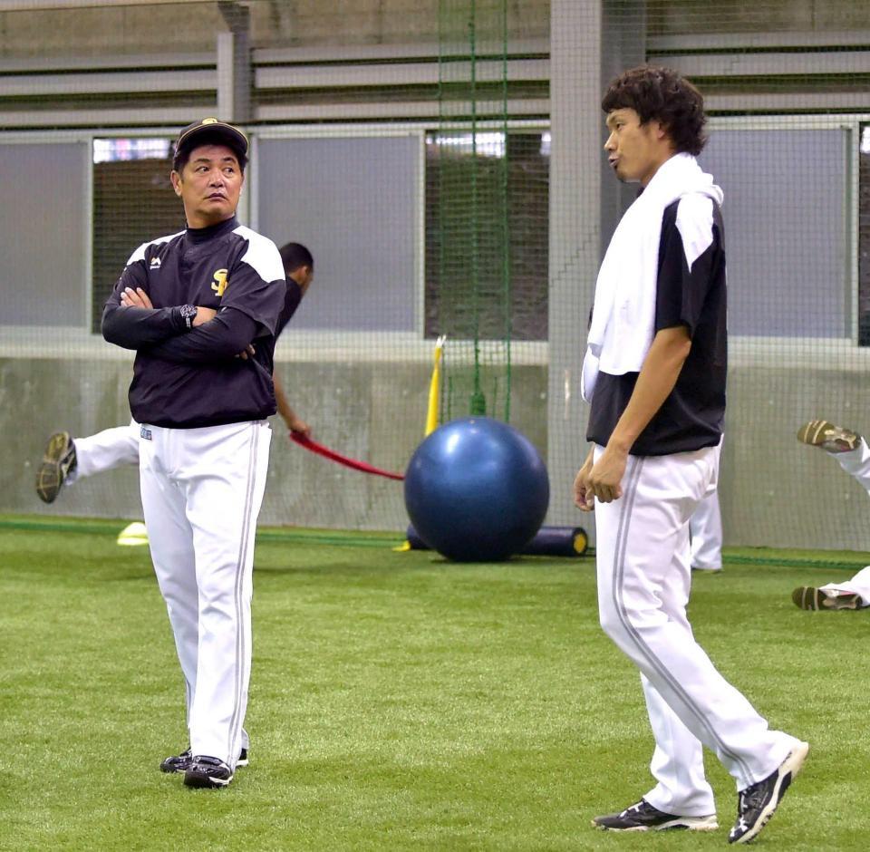 　ブルペンで投球練習を終え、工藤監督（左）と話す武田