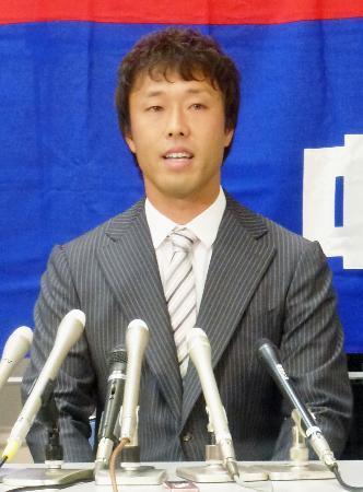 　引退の記者会見をする中日の岩田慎司投手＝２３日、ナゴヤドーム