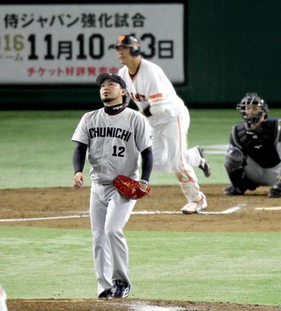１０回、村田（後方）にサヨナラ満塁弾を浴びた田島