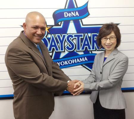 　シーズン終了の報告に訪れ、南場智子オーナー（右）と握手を交わすＤｅＮＡのラミレス監督＝１８日、横浜市の球団事務所
