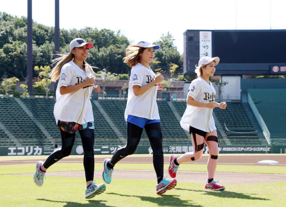 神戸マラソンへ向け練習する（左から）ＣＨＡＬ、ＣＨＩＨＩＲＯ、ＭＩＹＵ　　