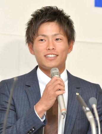 オリックスから１位指名され、笑顔で記者会見する東京ガスの山岡泰輔投手東京都大田区