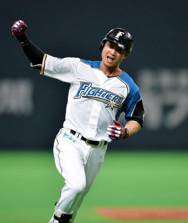 ９回日本ハム２死満塁、西川遙輝は右越えにサヨナラ満塁本塁打を放ち、ガッツポーズで三塁をまわる＝札幌ドーム（撮影・西岡正）