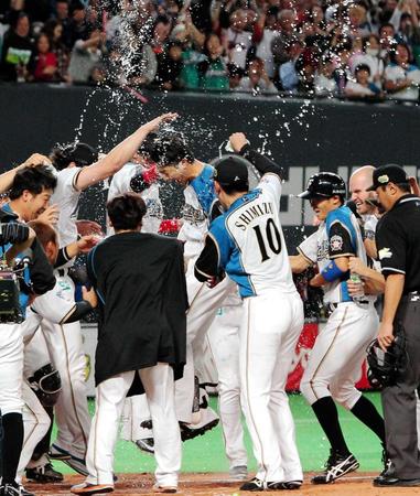 　９回、サヨナラ満塁本塁打を放った西川（中央）は、ナインに水をかけられながら生還（撮影・吉澤敬太）