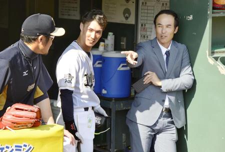 　オリックスの秋季練習を視察し（左から）Ｔ－岡田、駿太と話す長谷川滋利氏