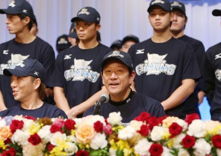 　日本一に輝き、記者会見で喜びを語る日本ハム・栗山監督（前列右）＝３０日、広島市内のホテル