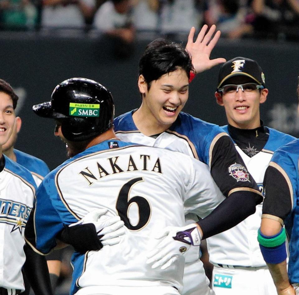 日本シリーズでサヨナラ打を放ち、中田（背番号６）と抱き合い喜ぶ大谷