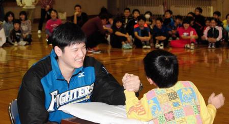 　腕相撲対決で小学生と対戦する大谷
