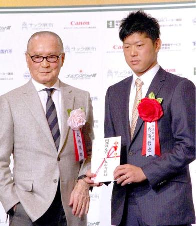 　長嶋茂雄終身名誉監督（左）から特別賞を受け取った内海