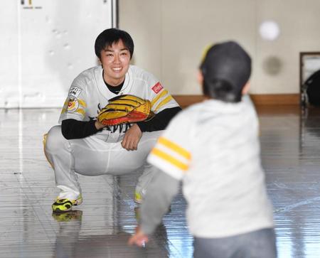 福岡中央特別支援学校を訪問して子供とキャッチボールをする和田