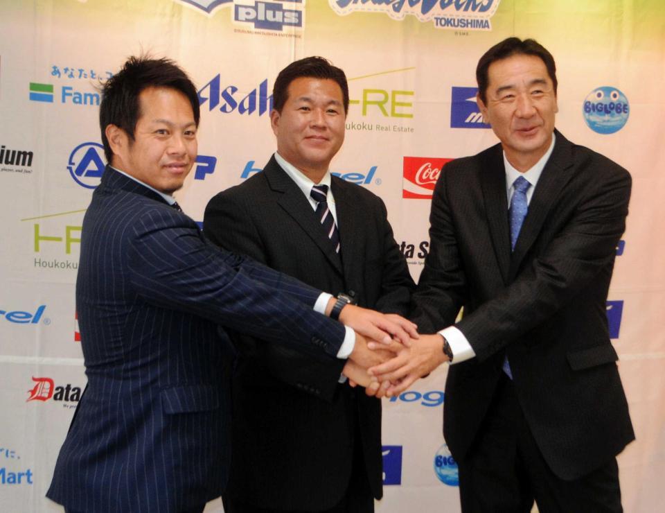 　徳島の新監督に就任する養父鐵氏（中央）。右は退任した中島監督、左は南球団社長