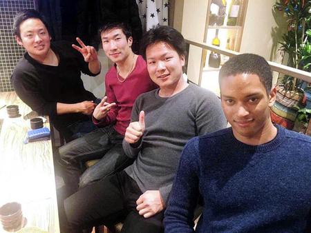 　会食をともにする４人。（左から）松井裕、桐生、釜田、ケンブリッジ（提供・楽天野球団）