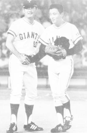 　中日戦で完投勝利を挙げた加藤初さん（右）を迎える長嶋監督＝１９７９年８月２９日、後楽園球場
