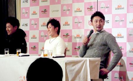 　トークショーを行った（左から）吉田正、西野、伊藤