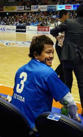 　バスケットボールＢリーグ滋賀から贈られた、新背番号３のＴシャツで試合を観戦する松田