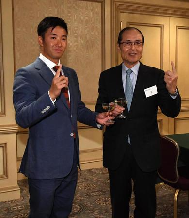 　早実硬式野球部ＯＢ総会に出席し、日本ハム・斎藤と背番号「１」のポーズをとる王会長（右）