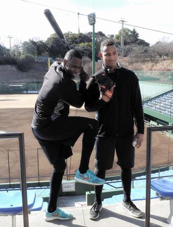 憧れの一本足打法を披露するマルティネス（左）とメルセデス＝ジャイアンツ球場
